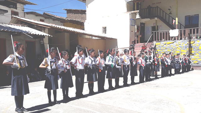 Santiago de Chucho: instituciones educativas realizan imposición de cordones 