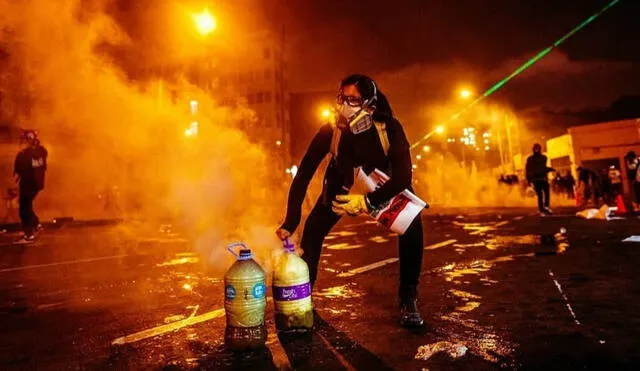 Dos mujeres feministas cuentan lo que vivieron durante las más de tres horas en las que estuvieron desactivando bombas lacrimógenas. Foto: Rupac Flores