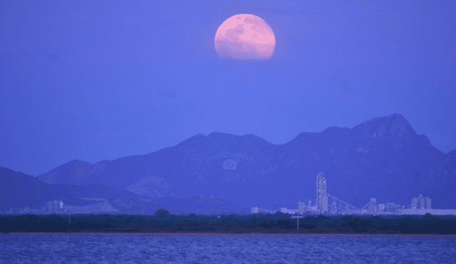 Otra hermosa postal de Hermosillo bajo la luz de la luna rosa. Foto: Omar Gustavo córdova