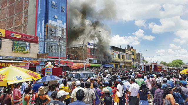 Cortocircuito provocó incendio en mercado Central que consumió 80 puestos 