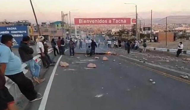 El bloqueo con piedras y llantas impidió el ingreso de vehículos. Foto: Captura video Facebook