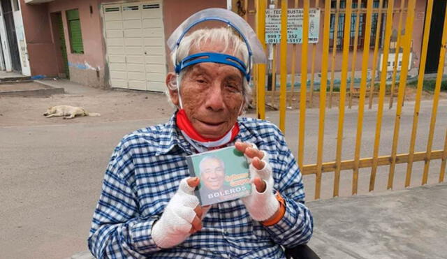 Guillermo Campos fue captado vendiendo sus discos de bolero en las calles del distrito de Comas. Foto: Salvemos Comas Facebook