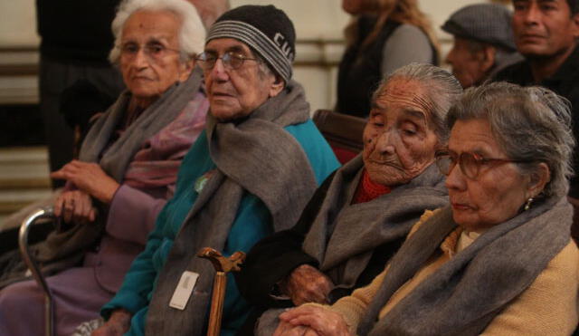Bolivia sube pensión para adultos mayores gracias a venta de hidrocarburos