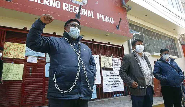 PROTESTA. Consejeros se encadenan en protesta, porque Luque no compra plantas de oxígeno.