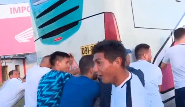 Bus de Alianza se atascó y jugadores bajaron a empujarlo [VIDEO]