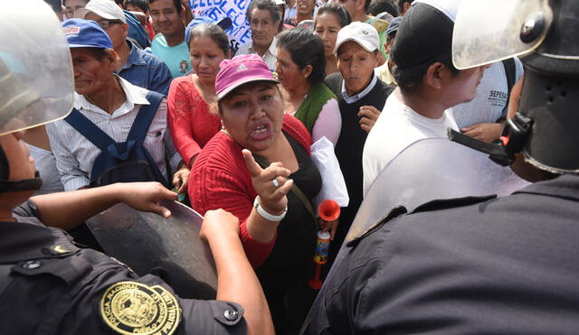 Un millar de vecinos de Huarochirí marchan hacia Sedapal exigiendo agua [FOTOS]