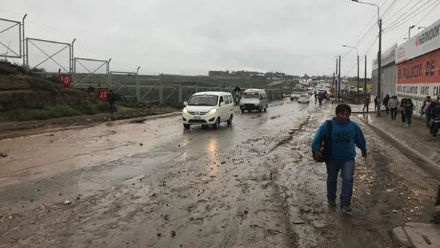 Corriente llegó hasta la entrada a Peruarbo afectando el paso de vehículos.
