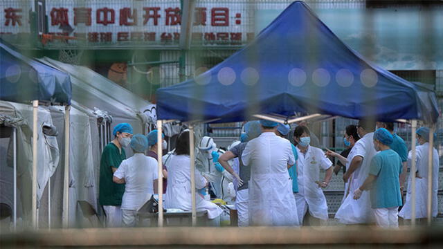 Médicos hacen pruebas de COVID-19 de habitantes en Pekín, China. Foto: AFP.
