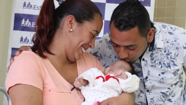 Sandro Santti y Mayra Rossi, padres de la niña, se mostraron muy agradecidos con los médicos por haber contribuido en la recuperación de su hija. (Foto: EsSalud)