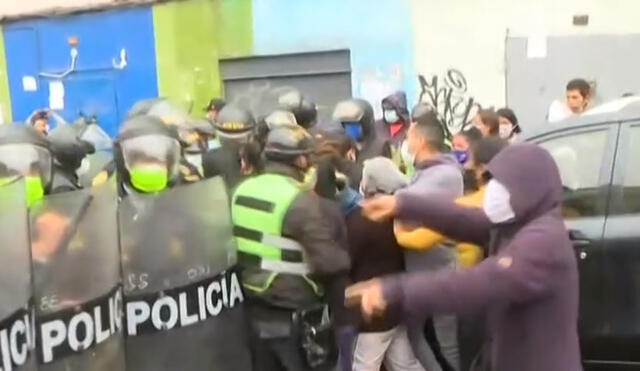 Comerciantes pelean con policías para que no los desalojen. Foto: Captura Latina.
