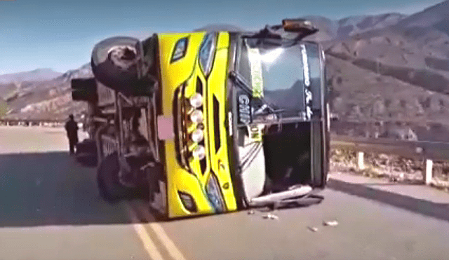 Bus de la empresa Atico recostado en la carretera. Foto: Difusión