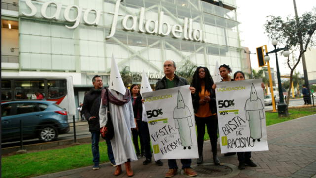 Saga Falabella: colectivo protestó en contra de spot racista [FOTOS]