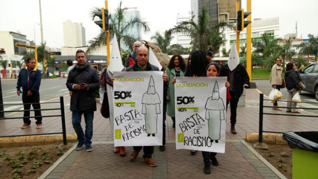 Saga Falabella: colectivo protestó en contra de spot racista [FOTOS]