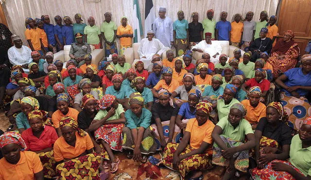 Niñas liberadas por grupo extremista Boko Haram se reúnen con presidente de Nigeria