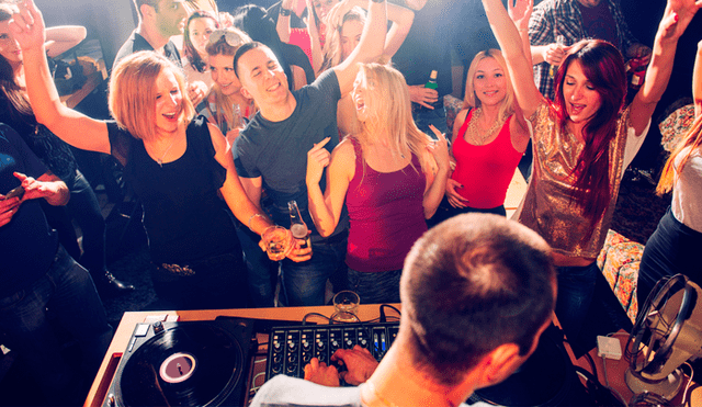 Un grupo de jóvenes disfrutando de la noche en una discoteca en Reikiavik. (Foto: Referencial)