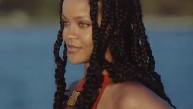 Rihanna asiste a fiesta de Barbados con novedoso look [VIDEO]