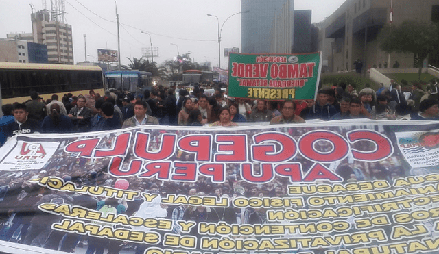 Lima: cientos de personas marchan por servicio de agua y alcantarillado