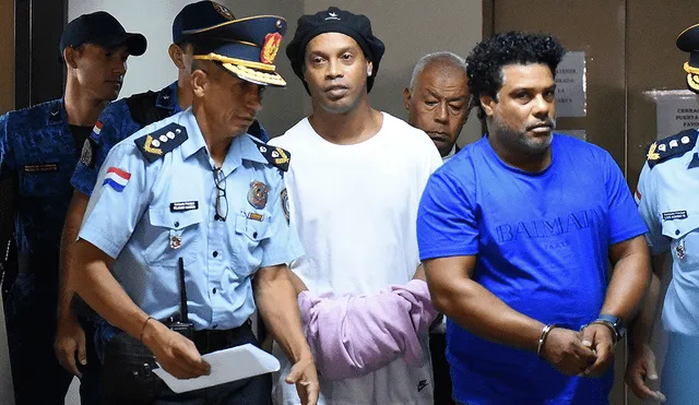 Ronaldinho sale de la cárcel en Paraguay, pero seguirá su proceso en un hotel de Asunción. | Foto: AFP