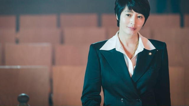 En Hyena, Kim Hye Soo interpreta a Jung Geum Ja, una abogada hambrienta de dinero.