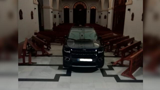 Hombre irrumpe con su vehículo en iglesia intentando “huir de los demonios”