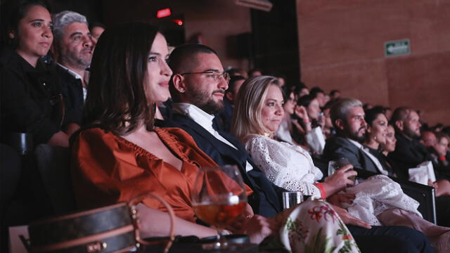 Maluma estrena documental y novia se roba todas las miradas [VIDEO]