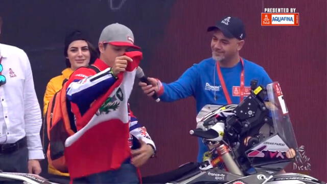 César Pardo correrá su segundo Dakar en motos. Lejos de Sudamérica, el piloto lleva siempre la bandera peruana. Foto: captura