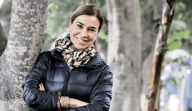 La escritora uruguaya-española invitada a la FIL de Lima ha publicado La maestra de títeres, novela en la que hurga en la España franquista y la España actual.