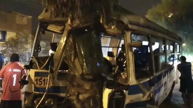 El parabrisas de la cúster terminó destruido y los asientos se desprendieron de su lugar. (Foto: Captura de video / Facebook Salvemos Comas)