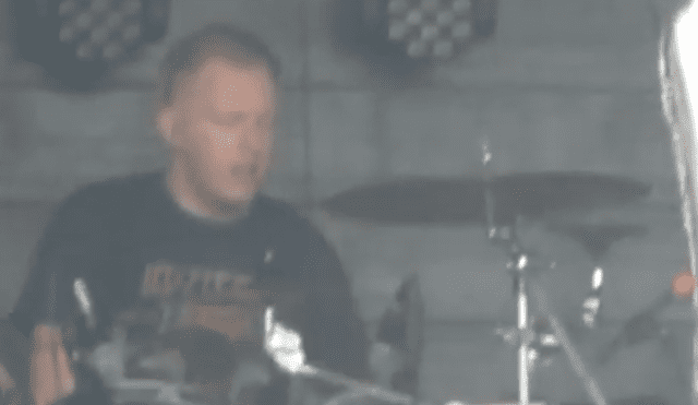 Baterista sufre derrame cerebral en vivo y sigue tocando [VIDEO]