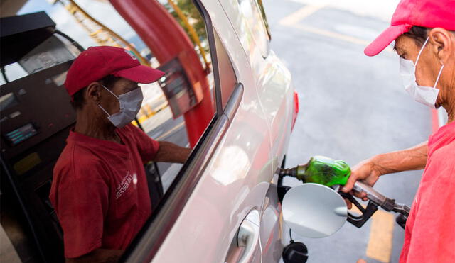 El cronograma de la gasolina subsidiada se rige por el terminal de la placa del vehículo. Foto: AFP
