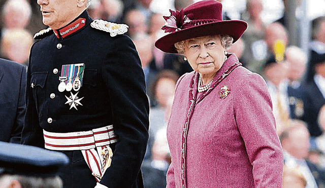 La reina Isabel se encuentra decepcionada por el anuncio de Harry y Meghan Markle.