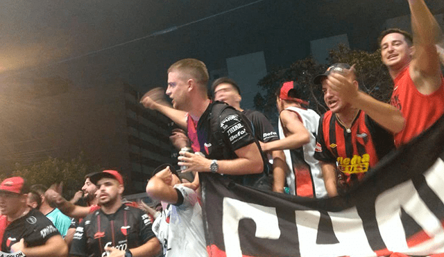Municipal vs Colón: hinchas del 'Sabalero' realizaron banderazo en Lima [VIDEO]