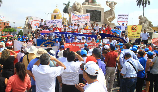 Trabajadores estatales realizan plantón en Plaza de Armas