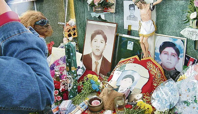Miles desfilan ante tumba de Udilberto Vásquez Bautista