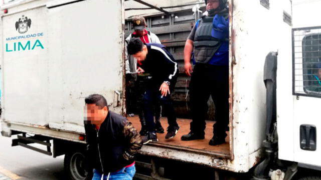 Fiscalizadores de la Municipalidad de Lima detuvieron a cinco vendedores informales que trabajaban en Mesa Redonda. Créditos: Difusión.