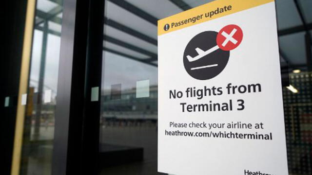 Una alerta de alerta de viaje en la Terminal 3 del aeropuerto de Heathrow en el oeste de Londres por la nueva variante del coronavirus en Reino Unido. Foto: AFP