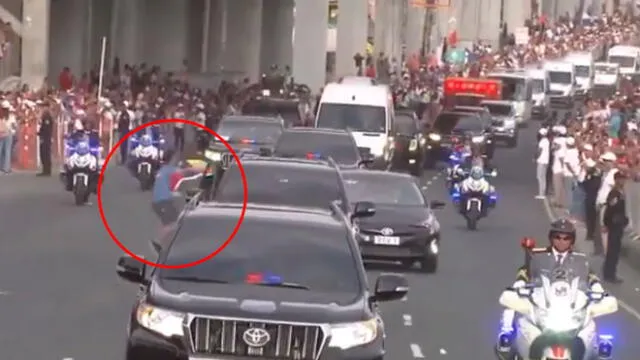 Hombre con bandera de Venezuela pone en alerta la seguridad del papa Francisco [VIDEO]