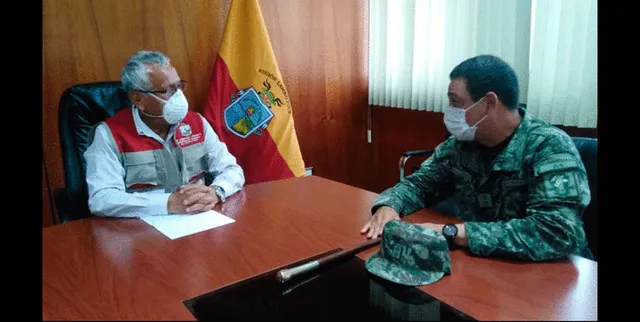 El general EP, Walter Bracamonte se reunió con Anselmo Lozano a quien explicó el proyecto militar. Foto: difusión