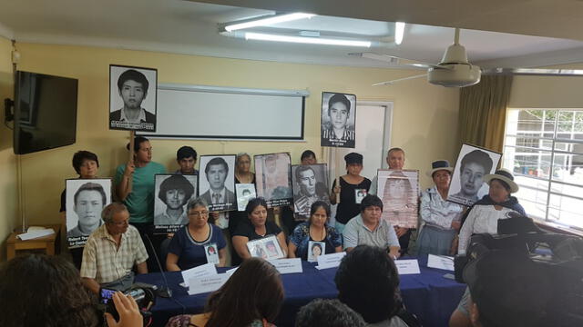 Familiares de las víctimas de La Cantuta y Barrios Altos exigen la renuncia del presidente Kuczynski