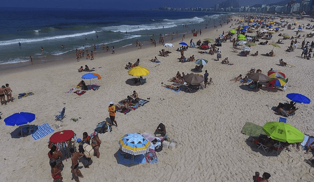Sin mantener distancia social para evitar la propagación del coronavirus, bañistas disfrutan en la playa de Ipanema en Río de Janeiro. Foto: EFE