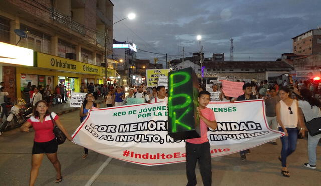 En Tarapoto jóvenes marchan contra beneficios dados a Fujimori 
