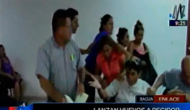 Regidor criticó al alcalde de Bagua y mujeres le arrojaron huevos [VIDEO]