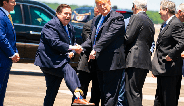 Donald Trump fue sorprendido con calcetines inspirados en su peinado en Louisiana [FOTOS]
