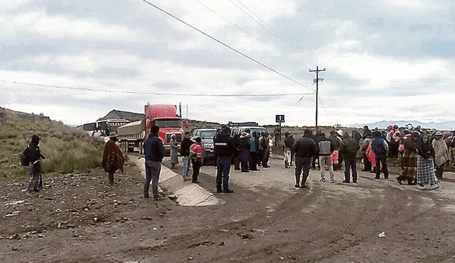 Control. Nuevamente los comuneros chumbivilcanos impiden el tránsito a vehículos mineros. (Foto: José Salcedo)