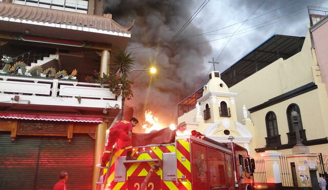 Incendio Centro de Lima HOY [EN VIVO ] desde Mesa Redonda