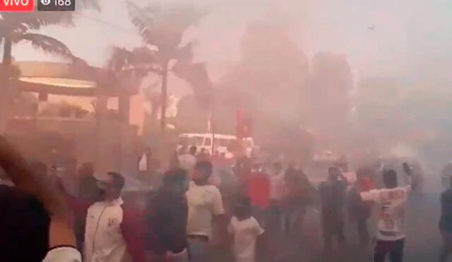 Los hinchas de Universitario realizaron banderazo, lo que produjo la suspensión del torneo. Foto: Captura/Facebook