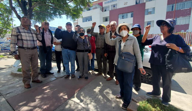 Arequipa. docentes llegaron hasta la sede del Gobierno Regional. Foto Leonela Aquino URPI LR