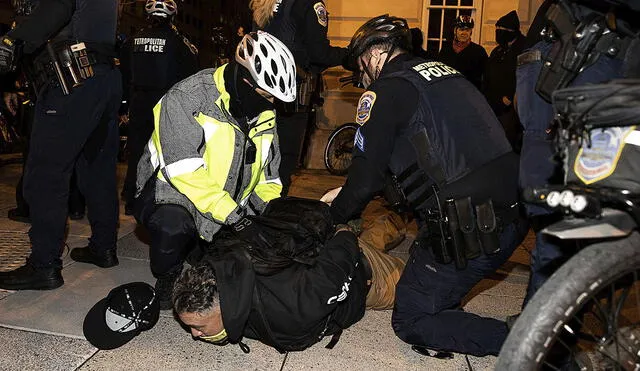 La policía en pleno arresto de un miembro de los Proud Boys, cerca de la plaza Black Lives Matter. Foto: AFP