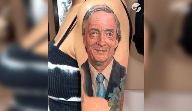 En Facebook, una mujer fanática del expresidente Néstor Kirchner se tatuó su rostro en todo el brazo.