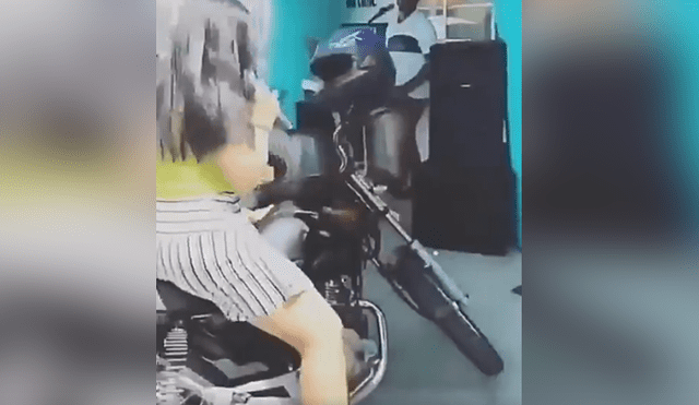 Facebook viral: Chica sube a moto para deleitar a fans con su voz, pero sufre terrible blooper [VIDEO] 
